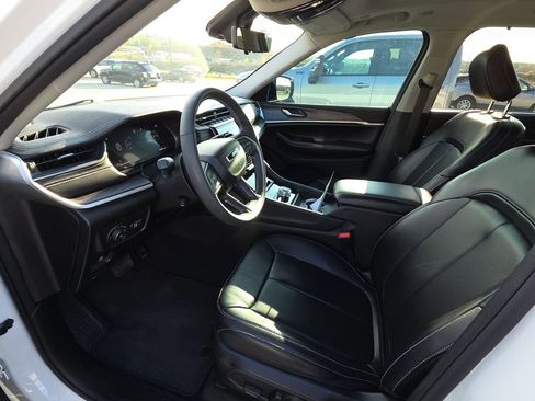 Used 2024 Jeep Grand Cherokee Limited w/ Luxury Tech Group II image 8