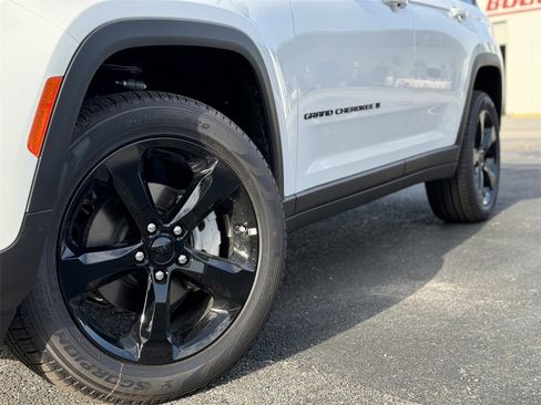 New 2024 Jeep Grand Cherokee Limited w/ Black Appearance Package image 9