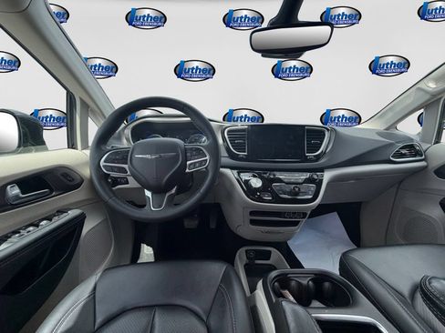 Used 2024 Chrysler Pacifica Touring-L FWD image 14