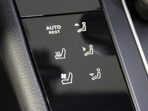 Certified 2025 Porsche Macan AWD/4WD image 28