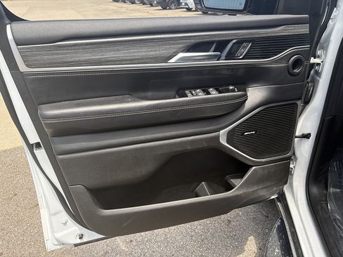 Used 2024 Jeep Wagoneer L Series II w/ Flexible Seating Group AWD/4WD image 28
