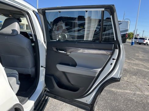 Used 2021 Toyota Highlander Limited image 16