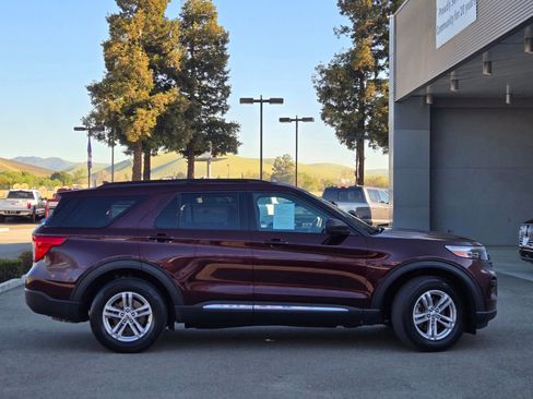 Used 2022 Ford Explorer XLT image 3