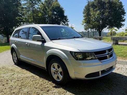 Used 2012 Dodge Journey SXT w/ Flexible Seating Group FWD image 3
