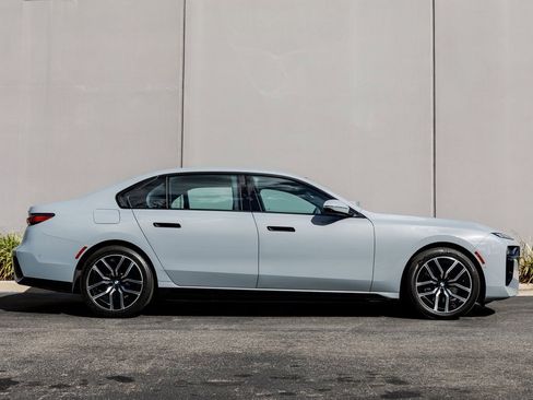 Used 2025 BMW 740i xDrive image 6