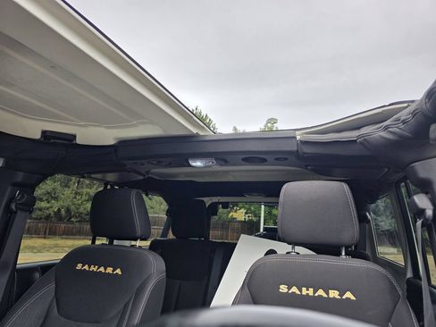 Used 2015 Jeep Wrangler Unlimited Sahara w/ Connectivity Group AWD/4WD image 32