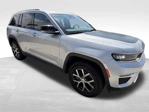 Used 2023 Jeep Grand Cherokee Limited AWD/4WD image 7