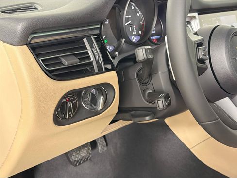 Certified 2026 Porsche Macan AWD/4WD image 33