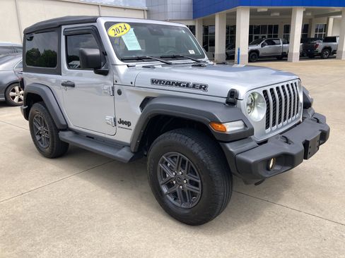 Used 2024 Jeep Wrangler Sport AWD/4WD image 7