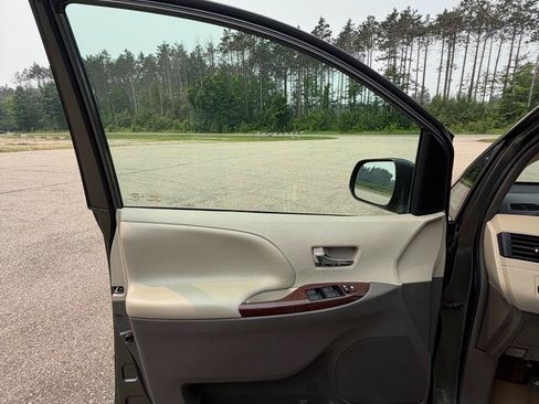 Used 2012 Toyota Sienna XLE FWD image 12
