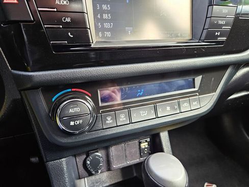 Used 2016 Toyota Corolla LE image 18