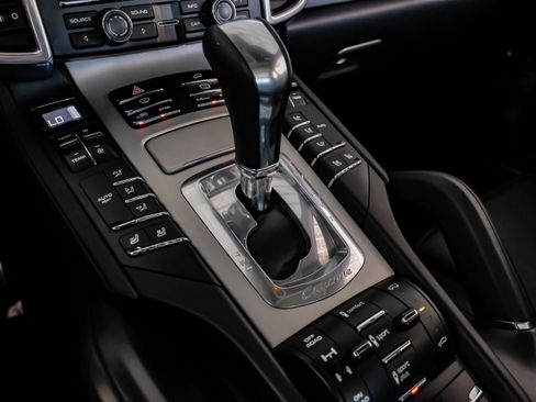 Used 2015 Porsche Cayenne Turbo w/ Premium Plus Package image 20
