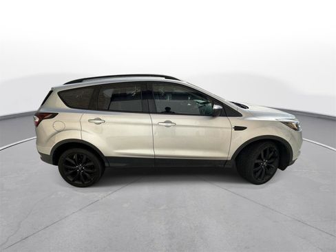 Used 2018 Ford Escape SE w/ SE Sport Appearance Package FWD image 5