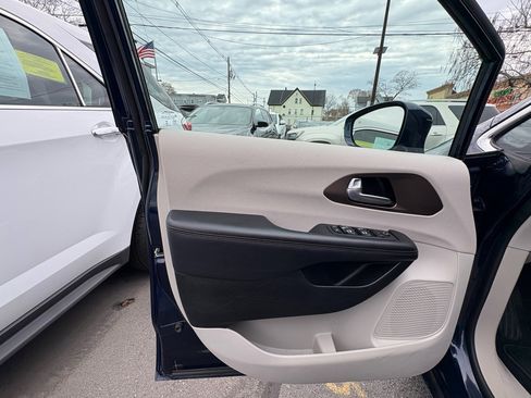 Used 2017 Chrysler Pacifica Touring-L Plus image 10