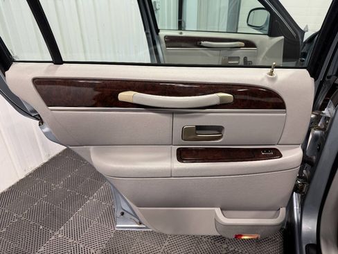 Used 2006 Lincoln Town Car Signature RWD image 10