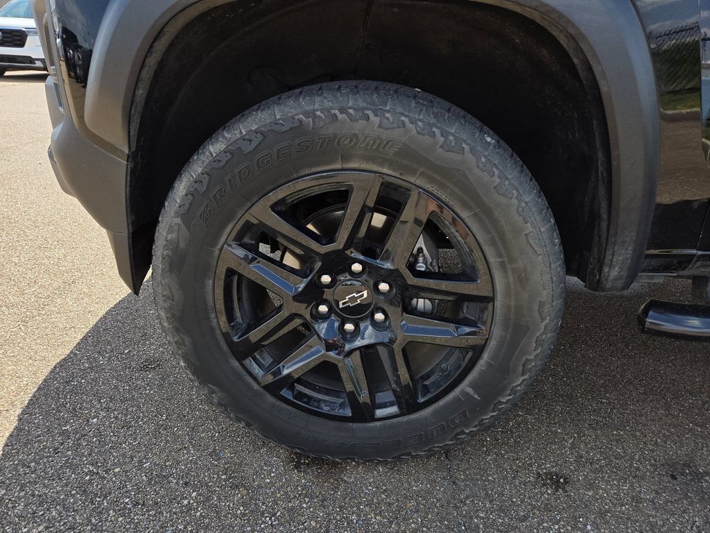 Used 2023 Chevrolet Colorado Trail Boss w/ Technology Package AWD/4WD image 5