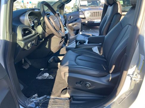 New 2026 Chrysler Pacifica Select image 19