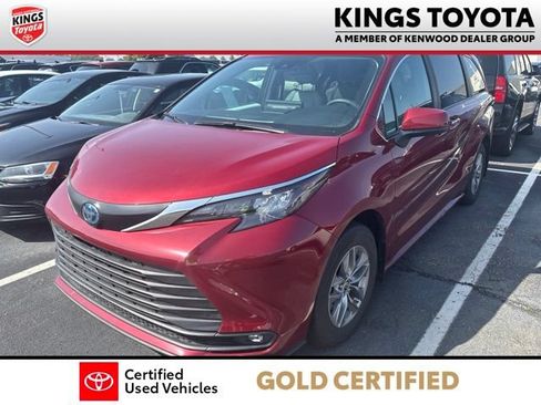 Used 2025 Toyota Sienna XLE FWD image 4