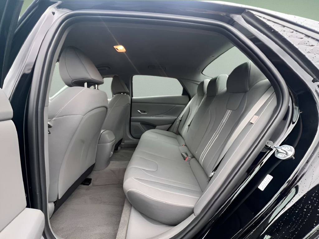 Used 2024 Hyundai Elantra SEL FWD image 17