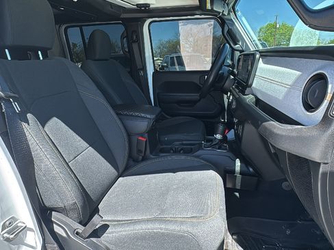 Certified 2025 Jeep Gladiator Sport image 32