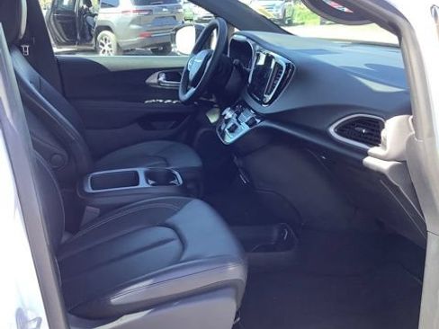 Certified 2025 Chrysler Pacifica Select FWD image 16