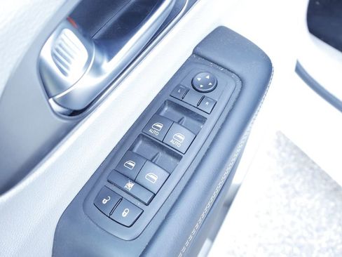 Certified 2023 Chrysler Pacifica Touring-L FWD image 25