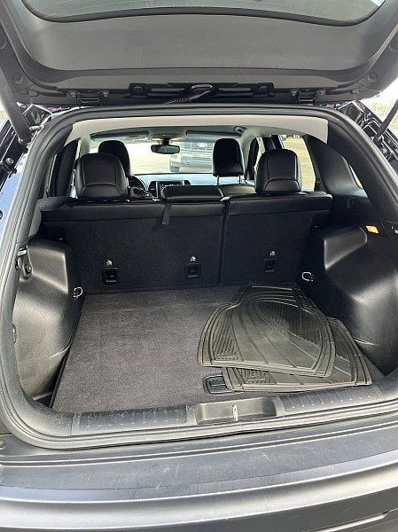 Used 2019 Jeep Cherokee Latitude Plus w/ Comfort/Convenience Group FWD image 18