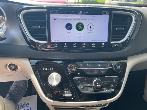 Used 2024 Chrysler Pacifica Touring-L FWD image 18