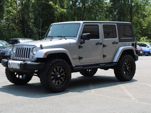 Used 2015 Jeep Wrangler Unlimited Sahara w/ Connectivity Group AWD/4WD image 3