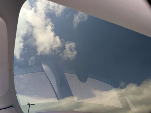 Used 2024 Tesla Model Y 2WD image 15