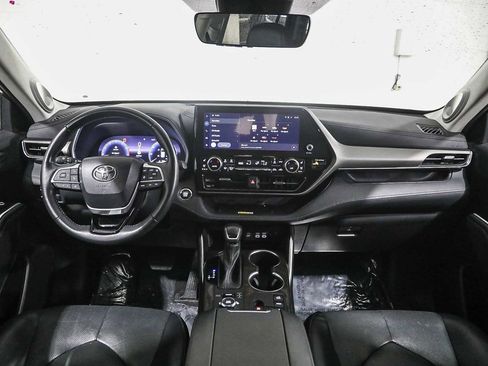 Used 2023 Toyota Highlander Limited image 12