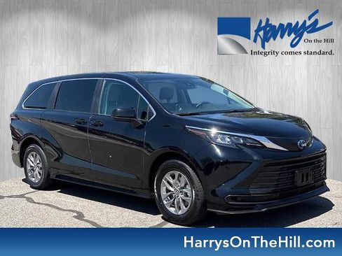 Used 2024 Toyota Sienna LE FWD image 1