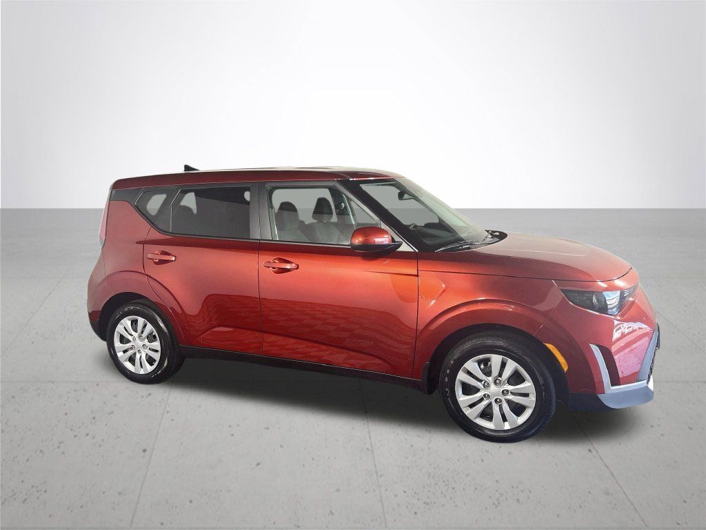 Used 2025 Kia Soul LX FWD image 4