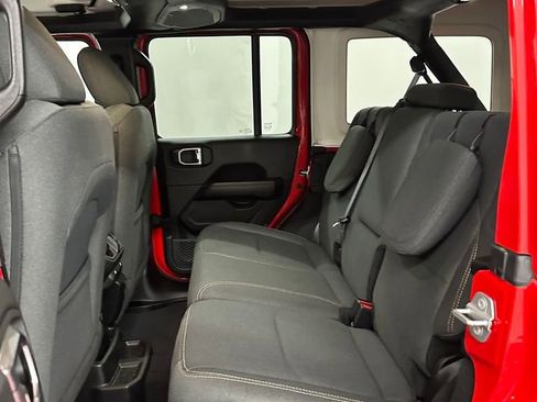 Used 2025 Jeep Wrangler Unlimited Sahara image 25