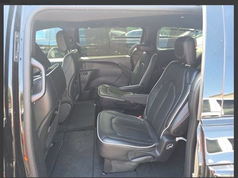 Used 2025 Chrysler Pacifica Limited FWD image 15