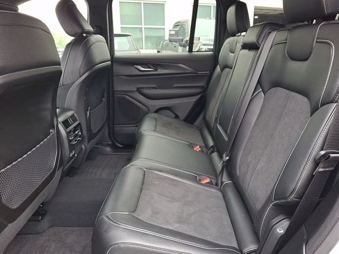 Used 2025 Jeep Grand Cherokee Altitude AWD/4WD image 13