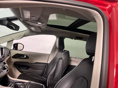 Certified 2024 Chrysler Pacifica Limited image 22