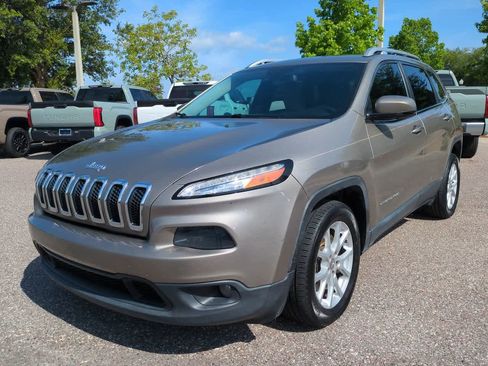 Used 2017 Jeep Cherokee Latitude w/ Safety/Convenience Group FWD image 2