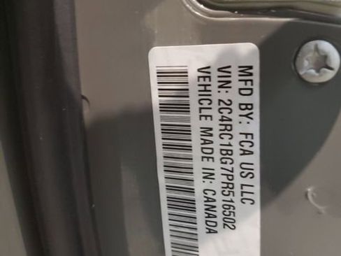 Used 2023 Chrysler Pacifica Touring-L FWD image 32