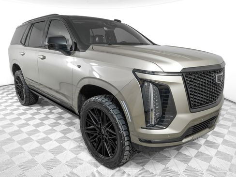 Used 2025 Cadillac Escalade Sport Platinum w/ LPO, ONYX Package image 4