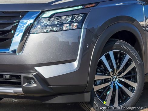 New 2025 Nissan Pathfinder Platinum image 3