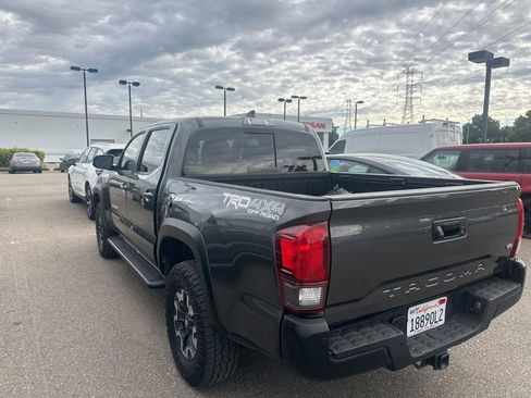 Used 2018 Toyota Tacoma TRD Off-Road w/ Technology Package image 4