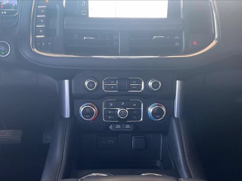Used 2023 GMC Yukon XL SLE w/ Gmc Pro Safety Plus Package AWD/4WD image 9
