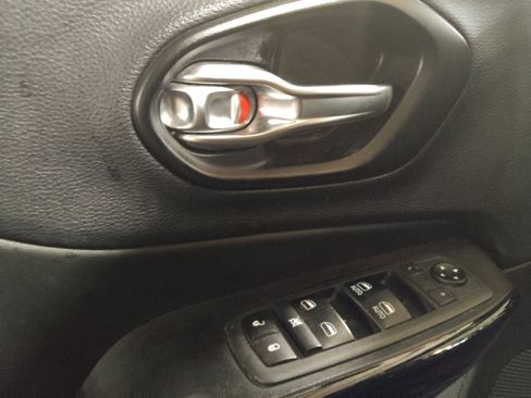Used 2021 Jeep Cherokee Latitude Plus FWD image 27