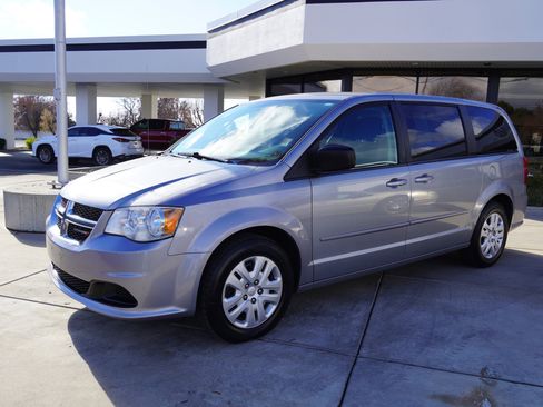 Used 2017 Dodge Grand Caravan SE w/ UConnect Hands-Free Group image 4