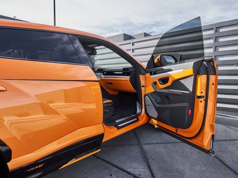 Used 2025 Lamborghini Urus SE image 21