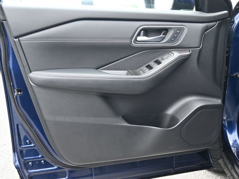 Used 2025 Nissan Rogue Platinum w/ Platinum Premium Package FWD image 14