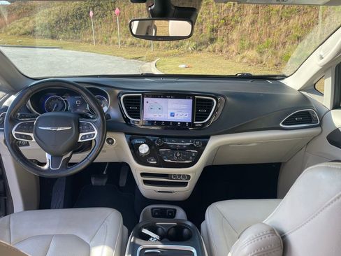 Used 2021 Chrysler Pacifica Touring-L image 29