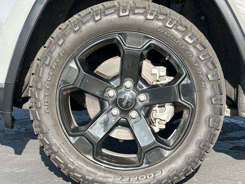 Used 2019 Jeep Grand Cherokee Laredo image 44