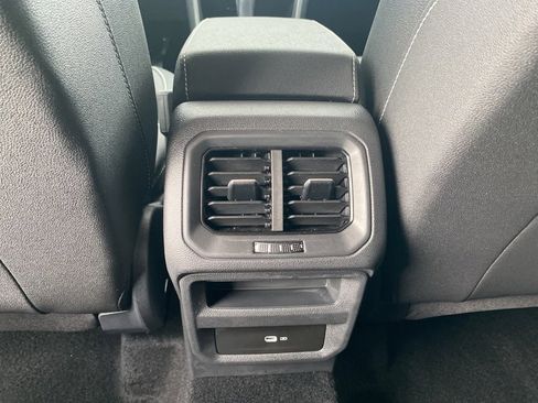 Used 2024 Volkswagen Taos SE image 18